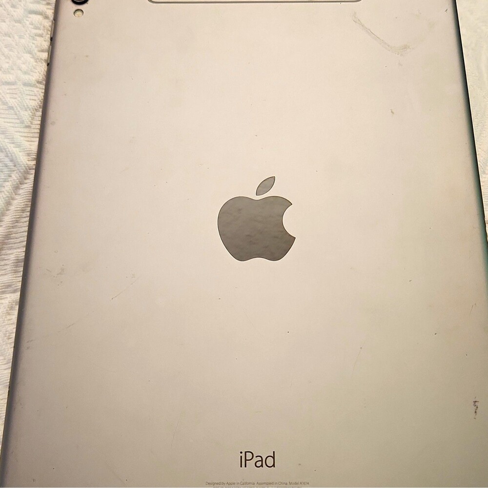 lot of 2 Apple iPad 9.7in A1674